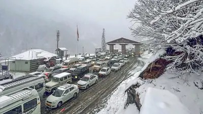 Over 1,000 Vehicles Stranded Near Atal Tunnel After Heavy Snowfall