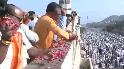 Jaipur Hindus Shower Flowers on Muslims During Eid, Video Viral