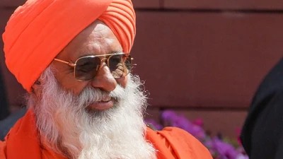 Seechewal Stays in Aam Aadmi Party Despite Chadha Outreach