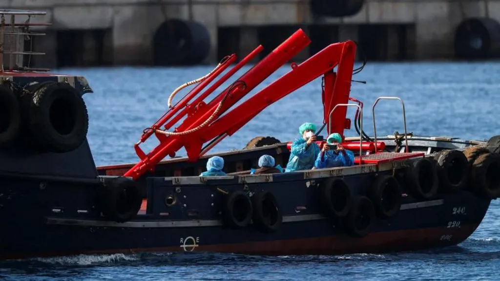 Passengers Start to Disembark from Hantavirus Cruise Ship