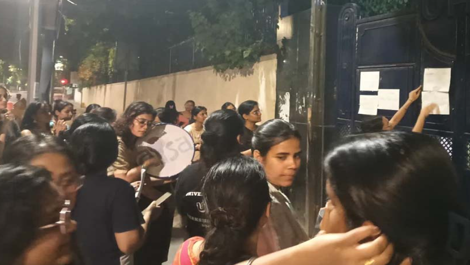 DU Students Protest at Women’s Hostel, Alleging Forced Evacuation