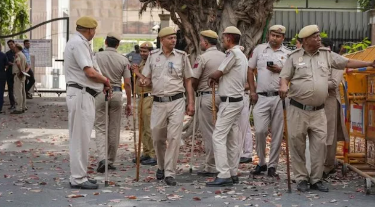 Delhi Police Arrests 9 Suspecting Links to ISI & Mumbai Underworld