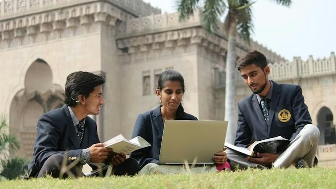 Uttar Pradesh Makes Uniforms Compulsory in Colleges & Universities