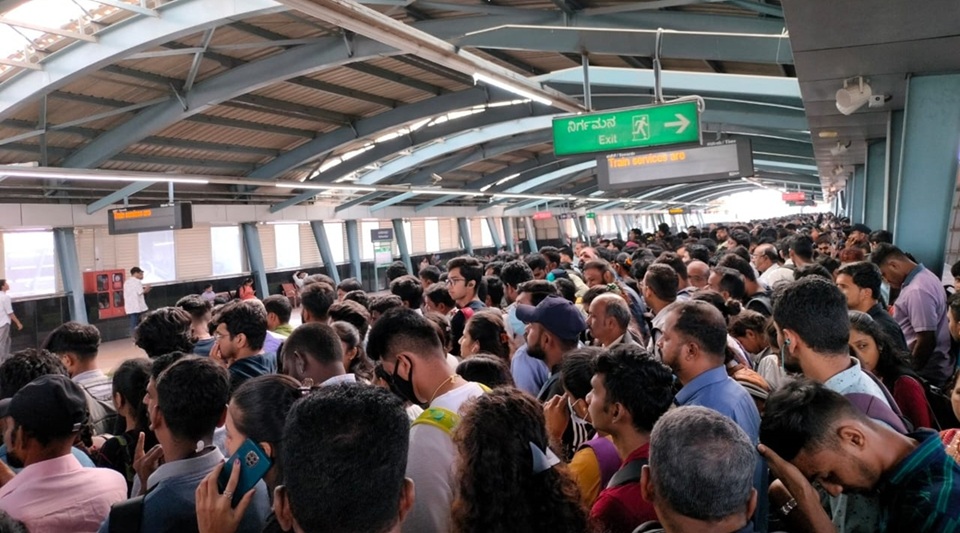 Bengaluru Metro snag triggers chaos, commuters seen hitching rides on trucks