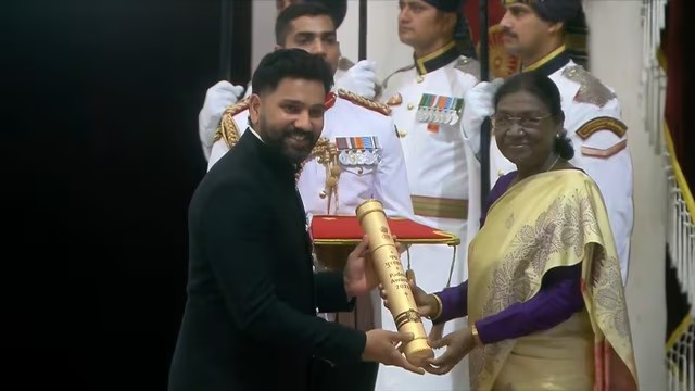 Rohit Sharma receives Padma Shri Award from President Murmu