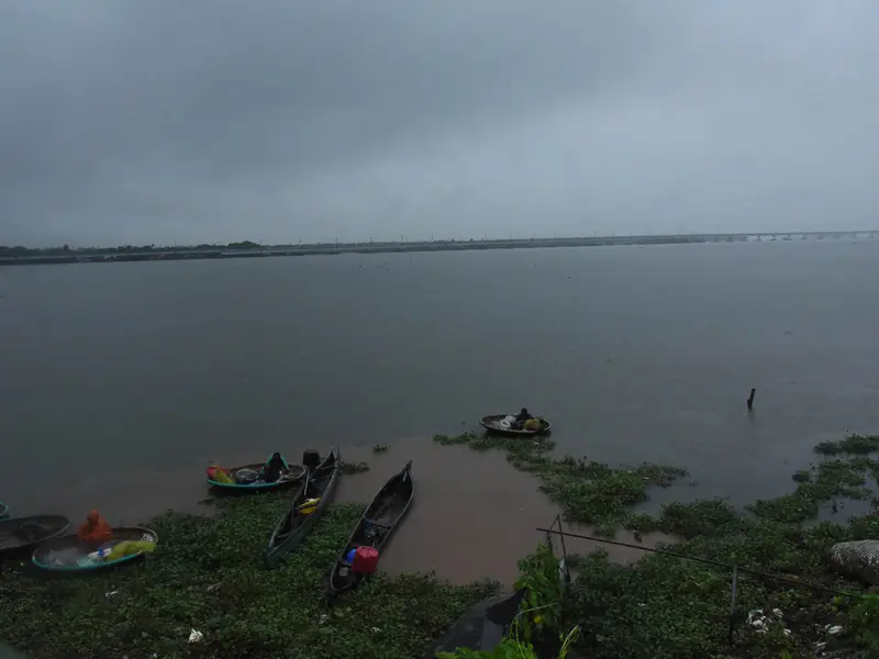 Southwest monsoon advances into Maha and Andhra ; red alert issued in Kerala