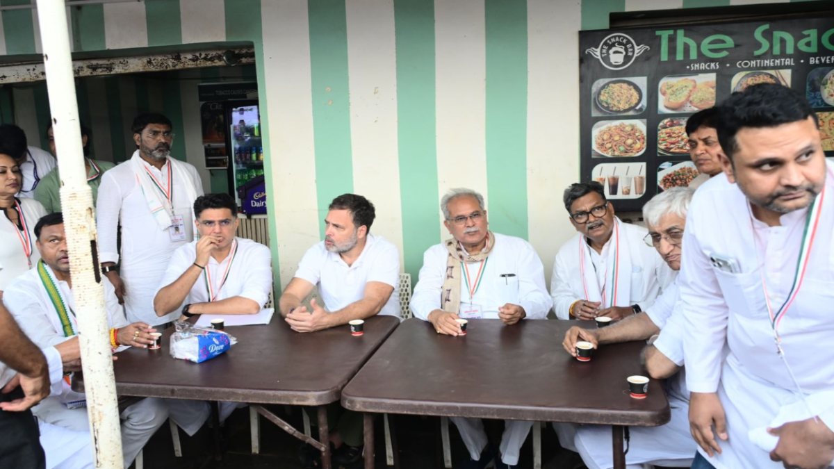 Rahul Gandhi stops at Naya Raipur Maggi Point, enjoys tea and Maggi