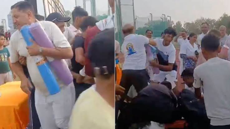 Crowd rush for free mats at Meerut Yoga event