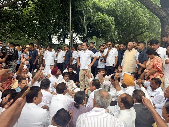 Rahul, Priyanka, Kharge lead Congress march to PM’s Residence over police crackdown on protesters