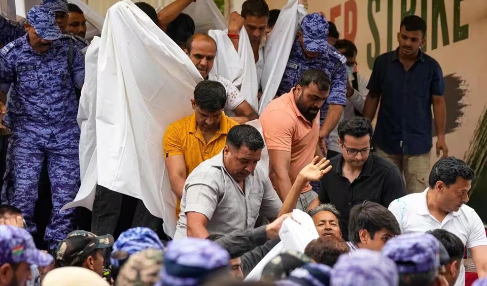 Explained : Delhi Police’s three-layer operation to remove Sonam Wangchuk from Jantar Mantar
