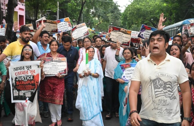 Mamata Banerjee leads candlelight march over Baruipur girl’s murder case
