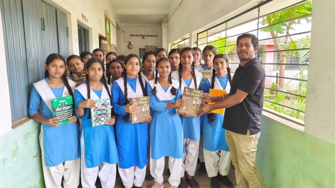 Chhattisgarh teacher supports girl students with free study materials
