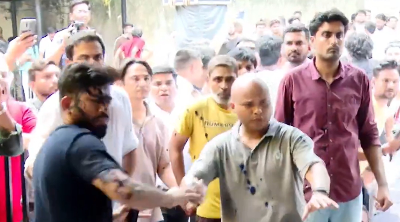 Chaos at Jantar Mantar after woman throws Ink at CJP Founder Abhijeet Dipke