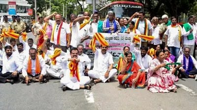 Karnataka farmers protest Cauvery water release to Tamil Nadu, Stage demonstration near KRS Dam