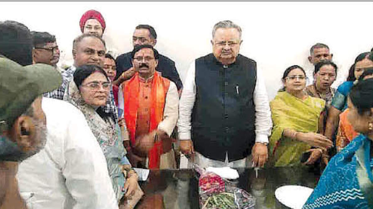 BJP workers protest Dongargarh Mandal dissolution, meet Raman Singh seeking reinstatement