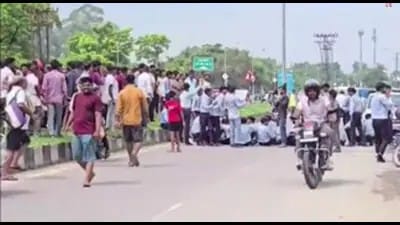 UP Schools bar outsiders, YouTubers from entry amid protests