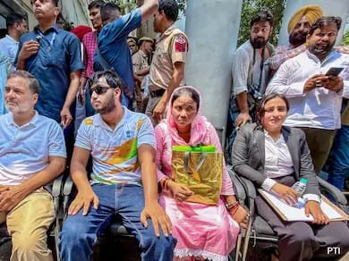 Rahul Gandhi stages dharna outside Delhi Police Station over alleged pellet gun use