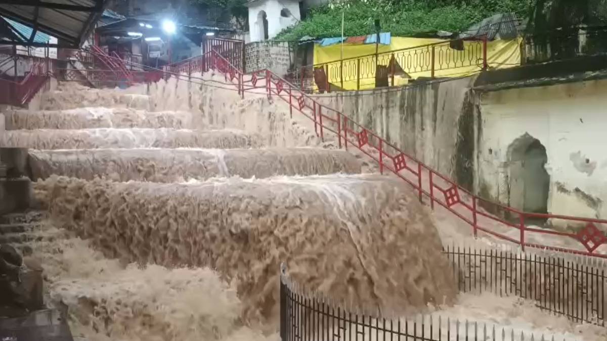 Mandakini river swells for fifth time this Monsoon, Flood threat grips Chitrakoot