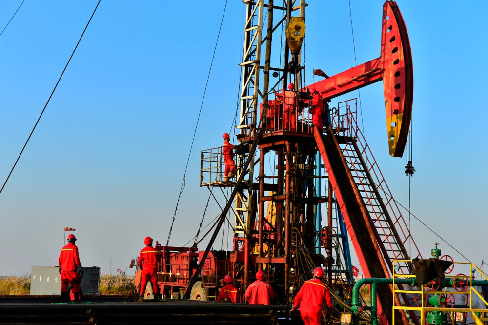 Oil prices drop as Saudi Arabia offers alternative crude transport route through Oman
