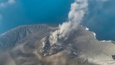 Mount Anak Krakatoa eruption strands 170,000 passengers as Indonesia shuts airports