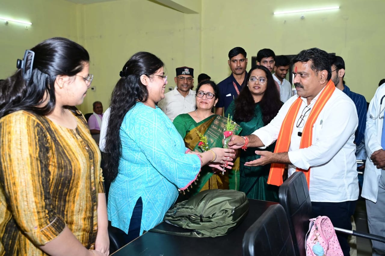 Kawardha Medical College begins first academic session, Deputy CM Vijay Sharma welcomes first batch