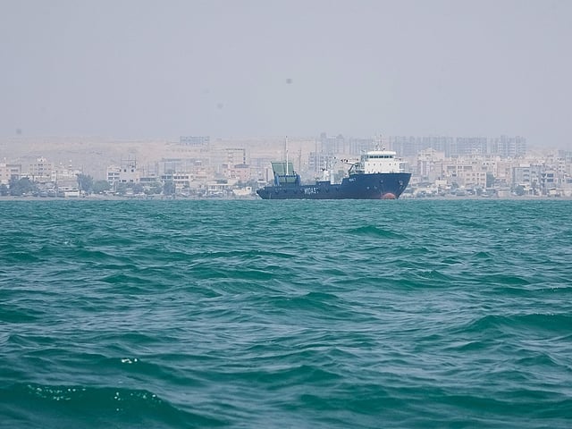 Crude oil prices drop to one week low as Saudi Arabia continues to move oil through Oman