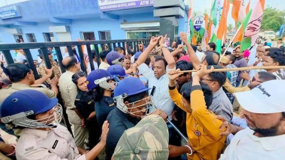 Congress Protest turns violent in Asansol, Police file case against 200 protesters